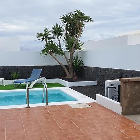 Villa Super Detached Private Near The Beach- Heated Pool-wifi-uk Tv Playa Blanca